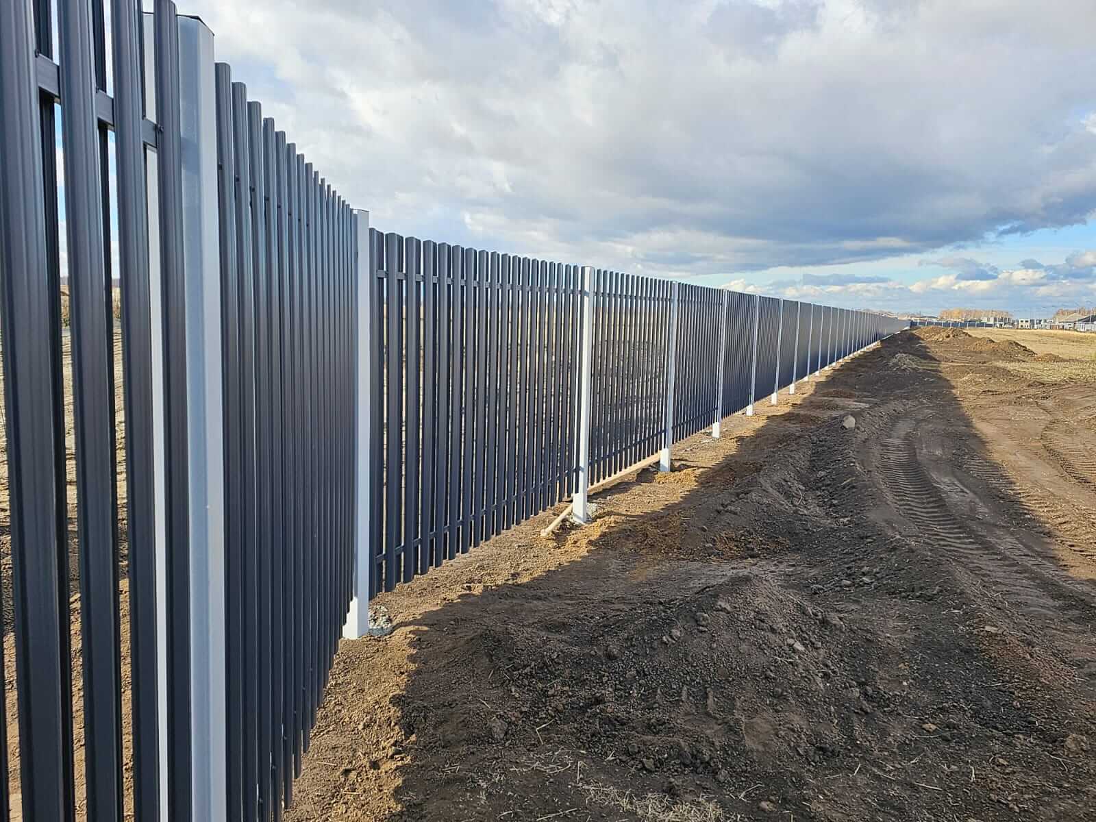 Забор из евроштакетника 234м RAL7024/7024 Серый Графит двусторонний фото 4 в Бугульме