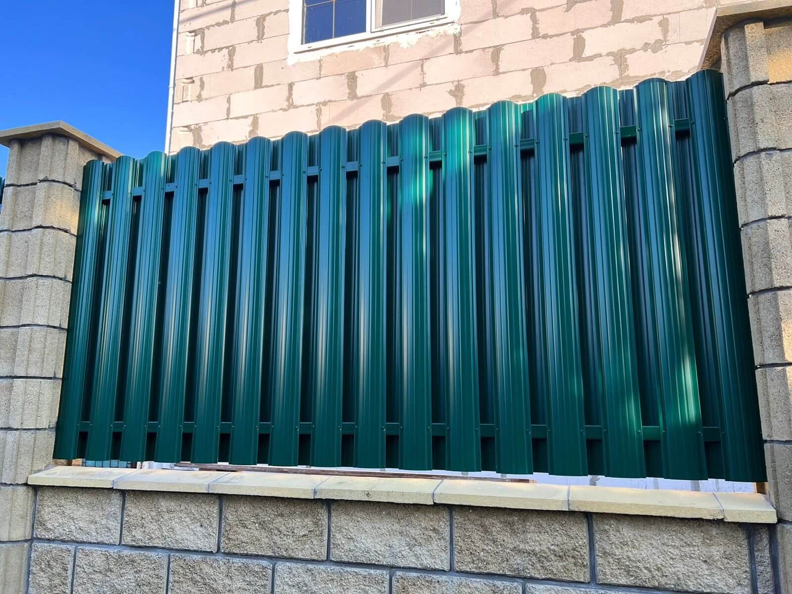 Забор из евроштакетника 22м RAL6005/6005 Зеленый Мох двусторонний фото 2 в Бугульме
