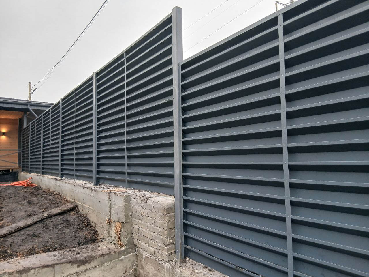 Забор-жалюзи из ламелей Хай-Тек 37м RAL7024/7024 Серый Графит двусторонний МАТТЕ фото 6 в Бугульме